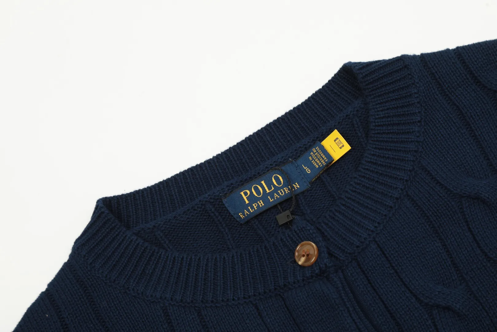 P230 Top quality" Style number: DS006# (not off the shelves all year round) [Ralph Lauren round neck solid color pony embroidery logo twist knitted cardigan] ✅Ralph Lauren Ralph Lauren classic basic versatile knitted cardigan jacket for all seasons ✅Main supplier platform live broadcast Wholesale entity Replacement if out of stock Not off the shelf ✅ZP quality 1:1 version Scan the code to enter the GF website Counter quality ✅Detailed quality The only one in Guangzhou Imported quality cotton yarn Focus on high-end, cost-effective, and good quality. Needless to say, the version is restored to the original version. The maximum size can be worn up to 160 pounds. Loose, comfortable and stress-free. ✅The upper body is simple and easy to match. A must-have for goddess ootd. Good-looking clothes are never picky. Must-have items in goddess wardrobe. Size: S- Navy blue white label Navy blue red label